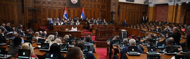 (VIDEO) Trese se Srbija! Gore mreže zbog snimka iz Skupštine: Je li vi to pušite?!