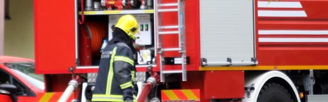 Veliki požar izbio u Batajnici! Povređene 4 osobe, vatrogasci na licu mesta