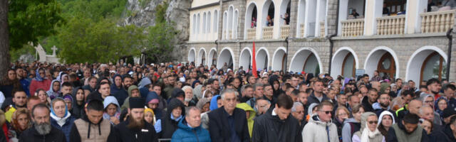 Хиљаде верника под Острогом на дан Светог Василија