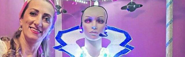 PRVI SRPSKI ROBOT DRŽI ČASOVE DECI Sjajan izum profesorke informatike Milkice Kostić Zlatić iz Ivanjice