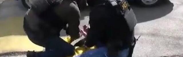 UŽAS U KRALJEVU! Maskirani, naoružani nožem i pištoljem pretili ženi pred decom!