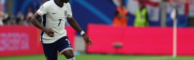 Saka igrao rukom pre penala: Ni sudija ni VAR nisu videli (VIDEO)