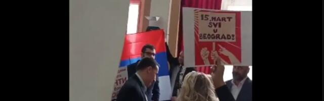OPŠTI METEŽ na sednici Skupštine grada Kruševca: Predsednica Skupštine zadobila ogrebotinu (FOTO/VIDEO)