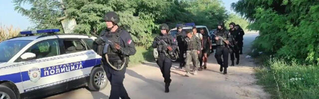 MIGRANTI PUCALI NA SRPSKU POLICIJU KOD ŠIDA! Jedna osoba ubijena
