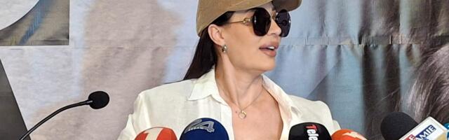 CECA NAJAVILA KONCERT U NIŠU NA VIDOVDAN: Pevačica ne skida osmeh sa lica, stigla u opuštenom stajlingu - Za ovim kačketom žene lude (FOTO)