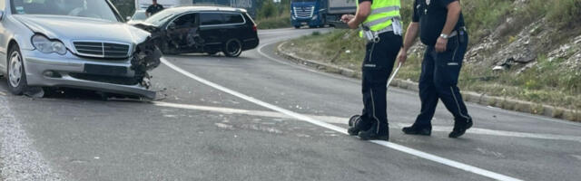 TRI OSOBE POVREĐENE U TEŠKOM SUDARU KOD LESKOVCA Od siline udara auto izleteo s puta i završio na bankini