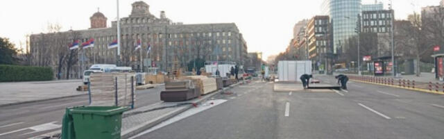 Уклоњени шатори испред Народне скупштине, постављају се објекти за Божићно село