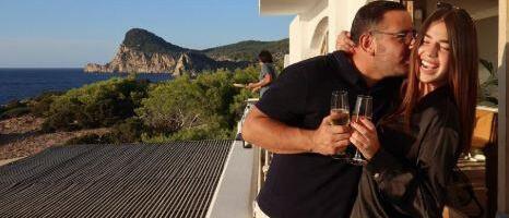 ČOLINA ĆERKA POZIRA U SKUPOCENOJ BUNDI, DEČKO VUČE KOFERE: Una Čolić otkrila gde ju je odveo 10 godina stariji partner