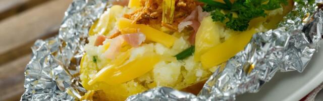 Zapečeni krompir u foliji sa kajmakom i slaninom: Poslužite ga uz kiseli kupus i uživajte u pravom zimskom ručku!