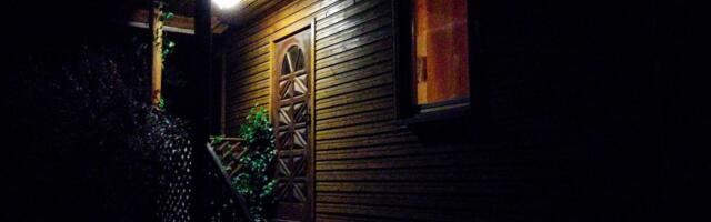 Po povratku sa odmora ugledali su čudne metalne komadiće pred vratima: Ono što je usledilo prestravilo ih je