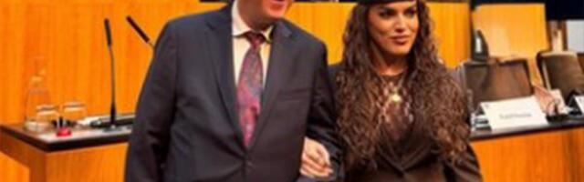 SKANDAL U AUSTRIJSKOM PARLAMENTU! Ambasadorka iz Prištine sa OVK beretkom u Skupštini, Savez Srba u Austriji uputio oštre kritike Valteru Rozenkrancu