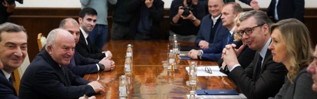 President Vucic signs important contract with representatives of AzVirt to build expressway in northern Serbia