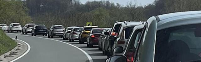Kilometarske kolone na Zlatiboru, vozila mile: Posle Vaskrsa ljudi nagrnuli kućama, saobraćaj je paralizovan (FOTO)