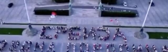Dron zabeležio moćnu poruku ispred Skupštine: 27. juna nas očekuje spektakl (VIDEO)
