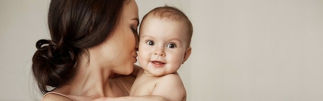 Da li držim bebu pravilno? Pogledajte kako da postupate sa detetom tokom prvih meseci
