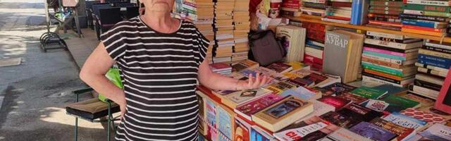 Radmila drži jedan od omiljenih štandova na Žitnom trgu: Polovne knjige kao najbolji prijatelji