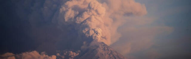 ERUPTIRALA PLANINSKA ZVER! Vulkan u Indoneziji "bljuje" vatru do 18 kilometra u visinu: Preduzete hitne mere