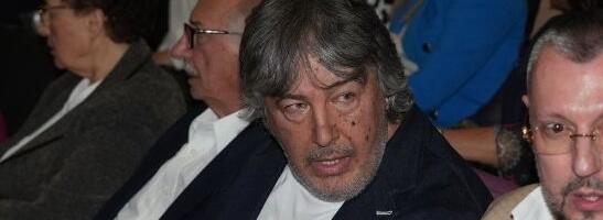 Nije se nadao da ga kamere snimaju: Evo šta je radio dečko Snežane Đurišić za vreme koncerta