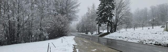 Zbog snega veliki problem na ovoj deonici u Srbiji: Zavejan ceo put, vozila mile (VIDEO)