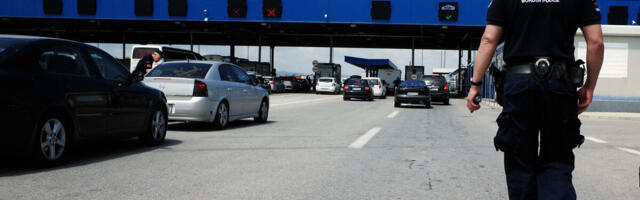 POLICIJA ZAUSTAVILA VOZILO NA PREŠEVU, PA PRONAŠLA SKRIVENI BUNKER! Šokirali se kad su videli ŠTA JE U NJEMU