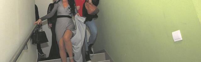 "ĆERKO, SKINI SE DA TI VIDE GRUDI!" Pevačica terala naslednicu da se skida pred drugaricama: Liče na moje kad sam bila mlada