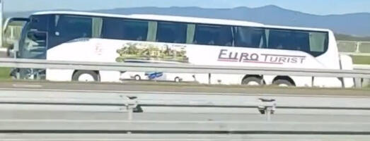 Udes kod Pojata: Autobus pun putnika sleteo sa puta