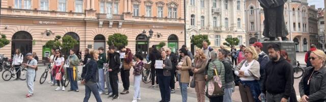Roditelji i profesori Jovine gimnazije održali skup ispred Gradske kuće u Novom Sadu: Gradonačelnik nije imao vremena da ih primi na sastanak