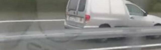 Snimak vožnje u Srbiji ledi krv u žilama: Vozač se igra sa životom i to bukvalno (VIDEO)