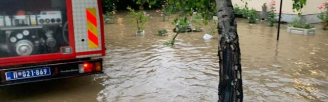 MUP TOKOM NOĆI EVAKUISAO LJUDE ZBOG POPLAVA, MEĐU NJIMA BILA I DECA! Najgore u Čačku, Jagodini i Kruševcu (FOTO)