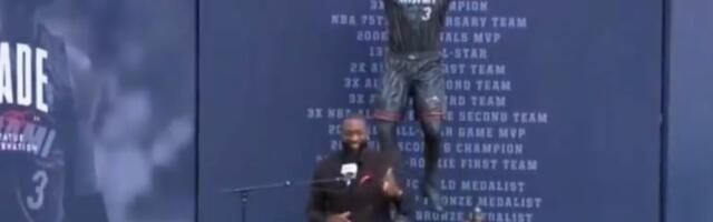 "Ko je ovaj momak": Vejd u neverici zbog STATUE koju je dobio (VIDEO)