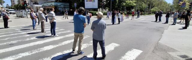 Kragujevčani i danas kod "Uzora" odali poštu žrtvama novosadske tragedije (FOTO)