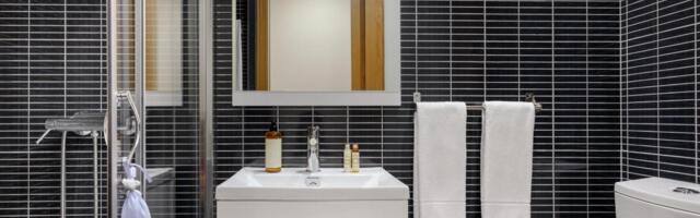 Koje pločice nikako ne treba stavljati u tuš kabine? Klizaju se i brzo propadaju, a evo šta je najbolji izbor!