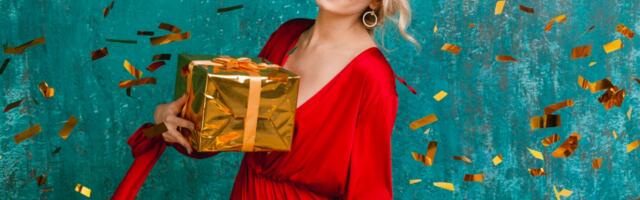 10 novogodišnjih poklona za žene koje vole bezvremenski stil