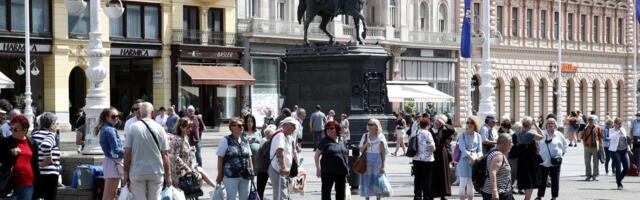 Hrvati u centru grada jurili divlju zver: Kada su videli šta radi na balkonu nisu mogli da veruju! (FOTO)