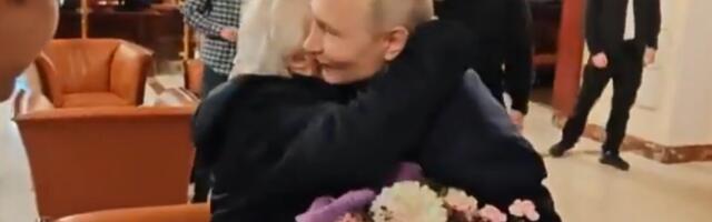 PUTIN IZVEO NA VEČERU SVOJU BIVŠU NASTAVNICU: Kamera zabeležila emotivan susret sa ženom koja mu je PROMENILA ŽIVOT! (VIDEO)