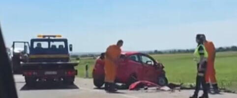 TEŠKA NESREĆA KOD KOVILJA NA AUTO-PUTU BEOGRAD - NOVI SAD: Šoferšajbna razbijena, prednji deo smrskan skroz (VIDEO)
