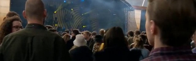 Da biste ušli na ovu žurku ne treba vam maska, samo negativan test i senzor na vratu: 1500 LJUDI IGRA I GRLI SE UPRKOS KORONI!