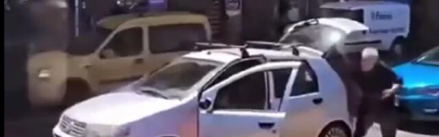 SAMO U BEOGRADU! Iznervirani deka na Bulevaru kralja Aleksandra iz gepeka izvadio OVO, pa pojurio čoveka! (VIDEO)