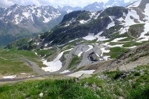 Аутобус са 40 деце се сурвао низ падину у француским Алпима -  повређена 21 особа