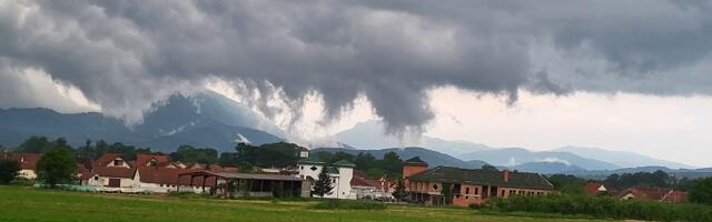 Danas toplo i kišovito, lokalno mogući pluskovi, grad i olujni vetar