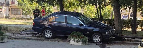 Policija IDENTIFIKOVALA vozača BMW-a: Sleteo sa puta, oborio drvo, zakucao se u klupu i pobegao (FOTO)