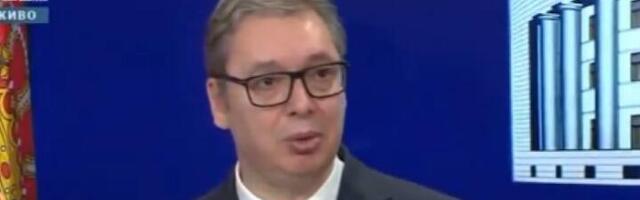 "Ma, ne javljaj se, bolan. Ostavi taj telefon": Zazvonilo u toku Vučićevog obraćanja u Banjaluci (VIDEO)