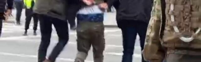 POLICIJA U CIVILU PRIVELA JOŠ JEDNOG BLOKADERA: Boljševički plenumaš osujećen hitrom i brzom akcijom pripandika MUP-a