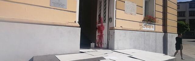 Ulaz u Gradsku kuću poliven crvenom farbom