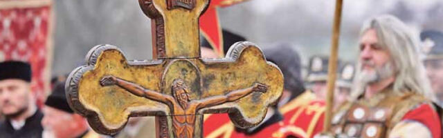 Тра­ди­ци­о­нал­но бо­го­ја­вљењ­ско пли­ва­ње