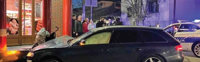 Beba izbačena na beton: Vozač bahatom vožnjom udario kolica pa se zabio u lokal (FOTO)