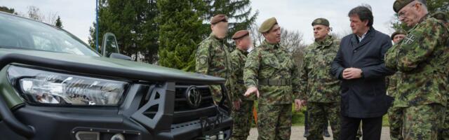 Novih 100 terenskih vozila za jedinice Vojske Srbije! Ministar Gašić: Dodatno unapredili sposobnosti za izvršavanje zadataka u svim uslovima na terenu (foto)