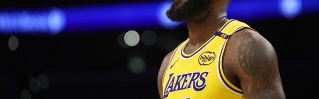 LEBRON U PETOJ DECENIJI ŽIVOTA - 45 MINUTA, 29 POENA I 13 SKOKOVA! Neuništvi "Kralj" oduševio planetu: Ukradena lopta, pa trojka za produžetak (VIDEO)