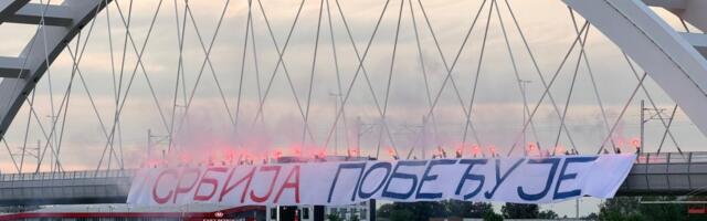 Prelepa scena u Novom Sadu: Baklje i transaprent "Srbija pobeđuje" na Žeželjevom mostu (FOTO)