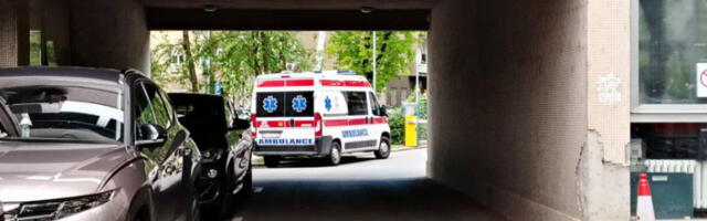 Несрећа у Пожешкој улици: аутомобил ударио мајку и дете